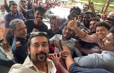 ரசிகர்களுடன் சூர்யா!